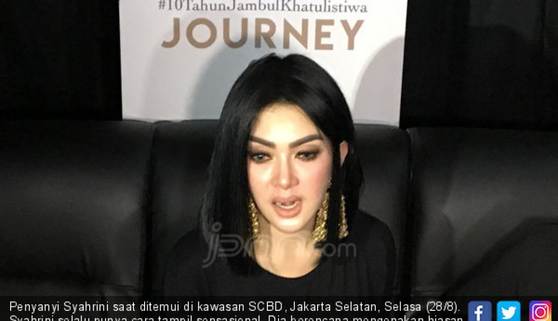 Penyanyi Syahrini saat ditemui di kawasan SCBD, Jakarta Selatan, Selasa (28/8). Syahrini selalu punya cara tampil sensasional. Dia berencana mengenakan hiasan kepala yang diklaim sebagai head piece terbesar di dunia. - JPNN.com