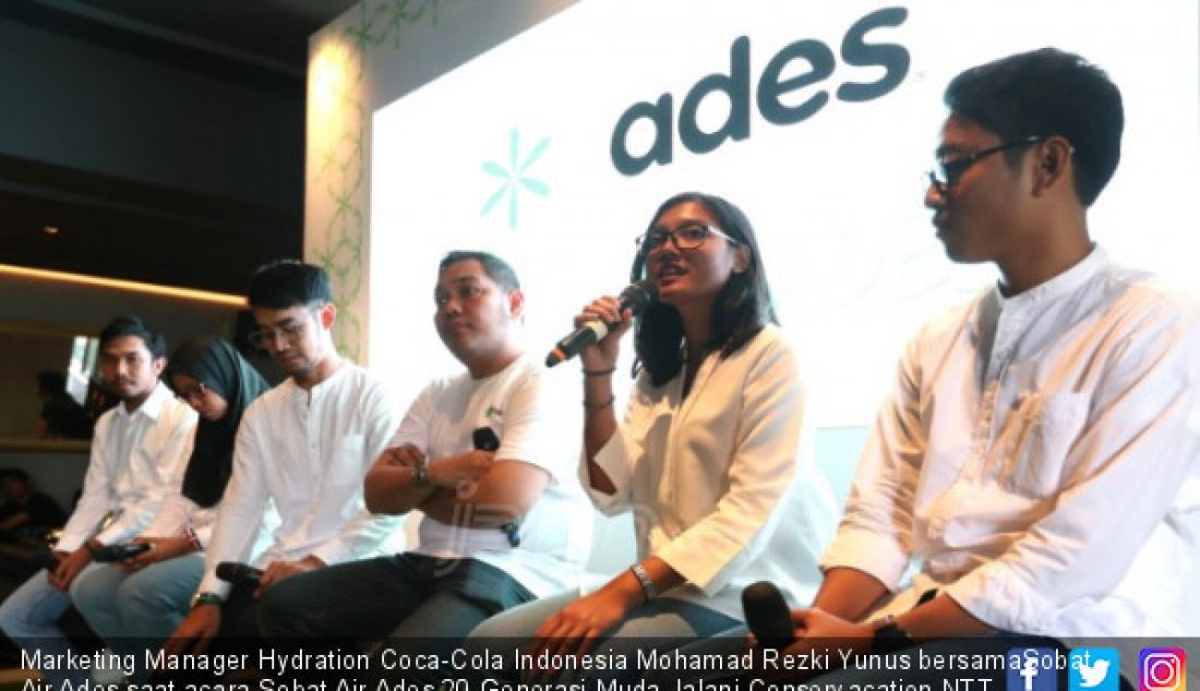 Marketing Manager Hydration Coca-Cola Indonesia Mohamad Rezki Yunus bersamaSobat Air Ades saat acara Sobat Air Ades 20 Generasi Muda Jalani Conservacation NTT dan Yogyakarta, Jakarta, Kamis (30/8). - JPNN.com