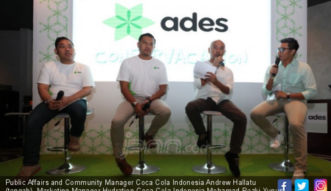 Public Affairs and Community Manager Coca Cola Indonesia Andrew Hallatu (tengah), Marketing Manager Hydration Coca-Cola Indonesia Mohamad Rezki Yunus (kiri), dan Communication Manager Yayasan Konservasi Alam Nusantara Jaka Setia (kanan) saat acara Sobat Air Ades 20 Generasi Muda Jalani Conservacation NTT dan Yogyakarta, Jakarta, Kamis (30/8). - JPNN.com