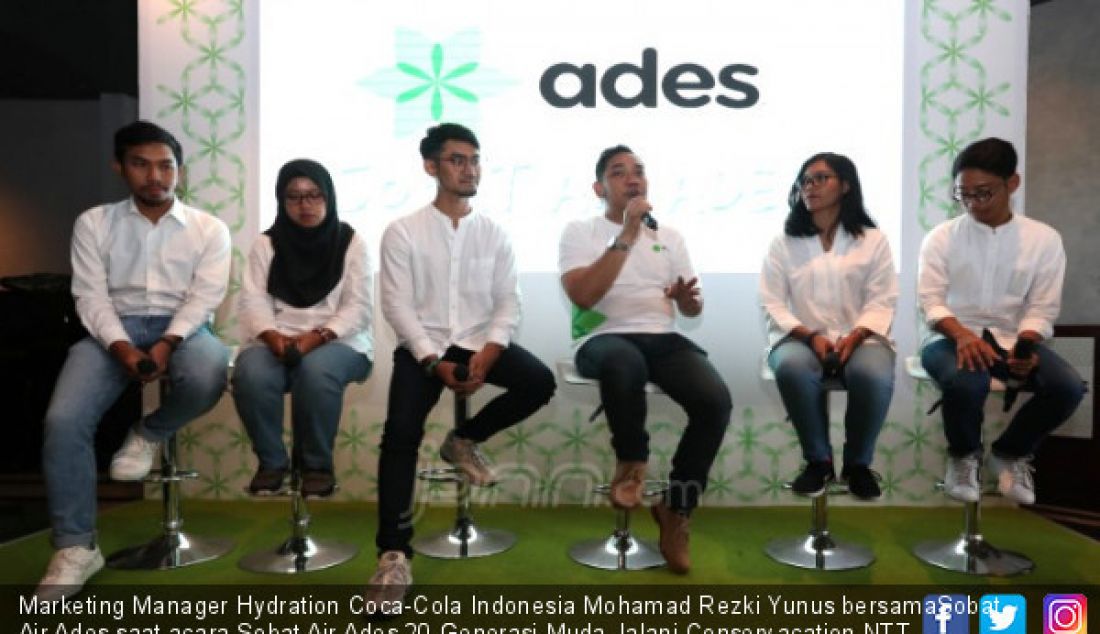 Marketing Manager Hydration Coca-Cola Indonesia Mohamad Rezki Yunus bersamaSobat Air Ades saat acara Sobat Air Ades 20 Generasi Muda Jalani Conservacation NTT dan Yogyakarta, Jakarta, Kamis (30/8). - JPNN.com