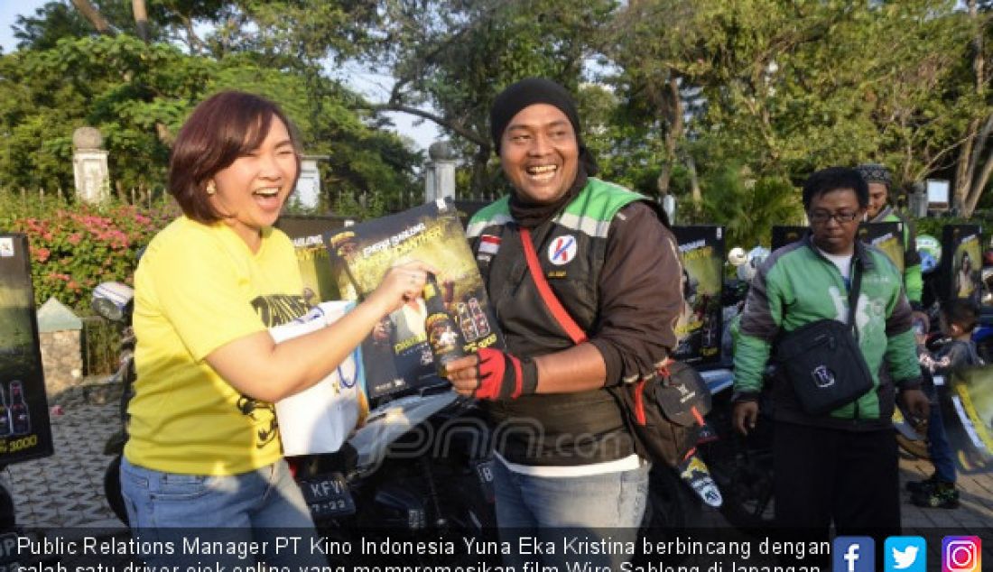 Public Relations Manager PT Kino Indonesia Yuna Eka Kristina berbincang dengan salah satu driver ojek online yang mempromosikan film Wiro Sableng di lapangan parkir IRT Monas, Kamis, (30/8). - JPNN.com