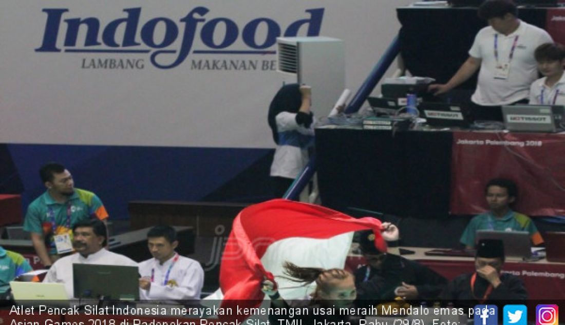 Atlet Pencak Silat Indonesia merayakan kemenangan usai meraih Mendalo emas pada Asian Games 2018 di Padepokan Pencak Silat, TMII, Jakarta, Rabu (29/8). - JPNN.com