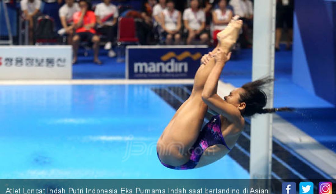 Atlet Loncat Indah Putri Indonesia Eka Purnama Indah saat bertanding di Asian Games 2018, Jakarta, Jumat (31/8). - JPNN.com