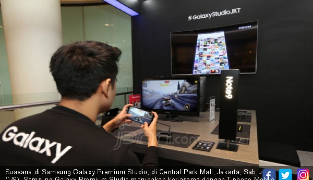 Suasana di Samsung Galaxy Premium Studio, di Central Park Mall, Jakarta, Sabtu (1/9). Samsung Galaxy Premium Studio merupakan kerjasama dengan Tiphone Mobile Indonesia yang memberikan konsumen kesempatan untuk mengeksplorasi. - JPNN.com