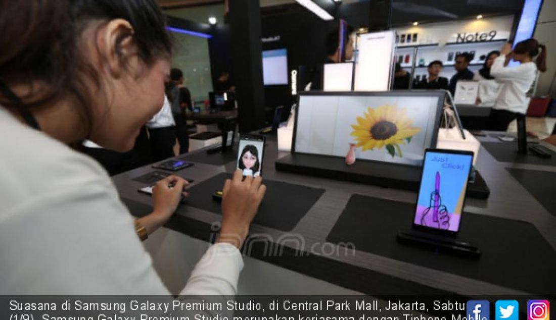 Suasana di Samsung Galaxy Premium Studio, di Central Park Mall, Jakarta, Sabtu (1/9). Samsung Galaxy Premium Studio merupakan kerjasama dengan Tiphone Mobile Indonesia yang memberikan konsumen kesempatan untuk mengeksplorasi berbagai fitur-fitur terbaik gawai Samsung Galaxy Note9. - JPNN.com