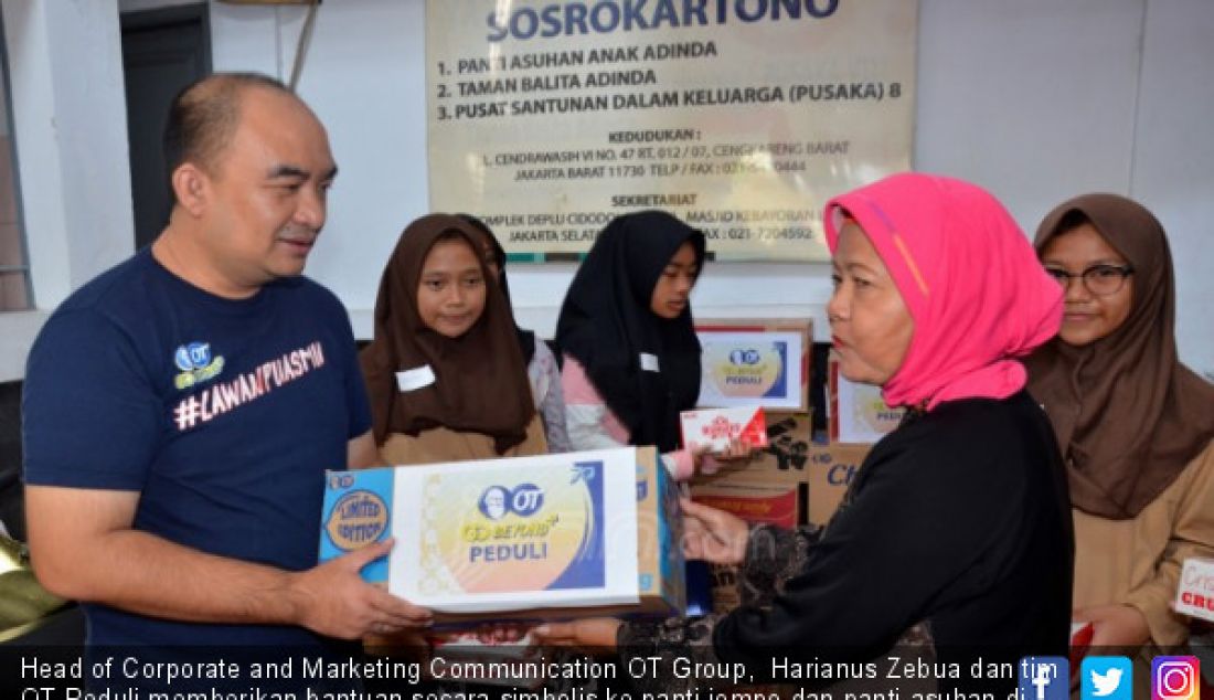 Head of Corporate and Marketing Communication OT Group, Harianus Zebua dan tim OT Peduli memberikan bantuan secara simbolis ke panti jompo dan panti asuhan di bilangan Jakarta Barat. - JPNN.com