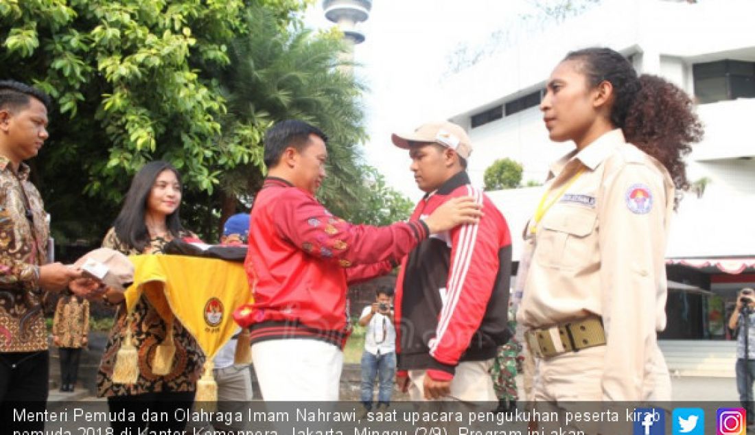 Menteri Pemuda dan Olahraga Imam Nahrawi, saat upacara pengukuhan peserta kirab pemuda 2018 di Kantor Kemenpora, Jakarta, Minggu (2/9). Program ini akan memfasilitasi para pemuda dari seluruh Indonesia untuk berkarya dan meningkatkan kreativitas dan kearifan lokal daerah. - JPNN.com