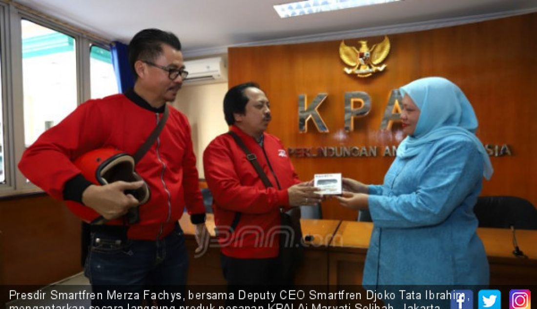 Presdir Smartfren Merza Fachys, bersama Deputy CEO Smartfren Djoko Tata Ibrahim, mengantarkan secara langsung produk pesanan KPAI Ai Maryati Solihah, Jakarta, Senin (3/9). - JPNN.com