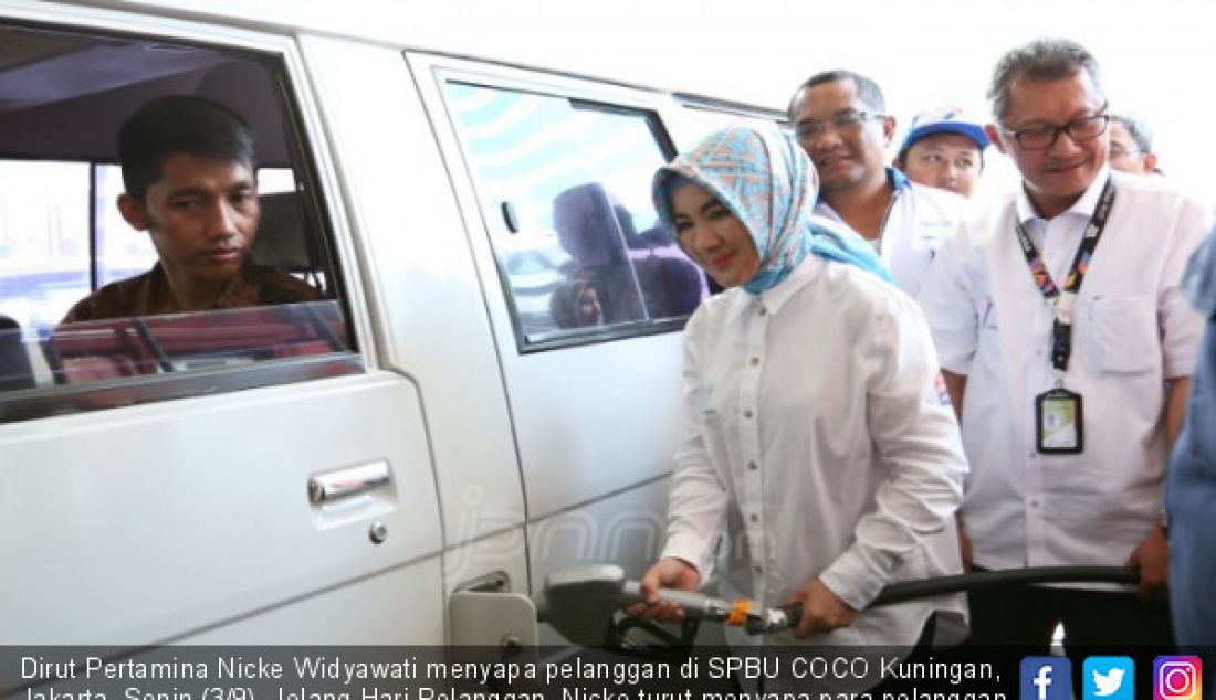 Dirut Pertamina Nicke Widyawati menyapa pelanggan di SPBU COCO Kuningan, Jakarta, Senin (3/9). Jelang Hari Pelanggan, Nicke turut menyapa para pelanggan dan memperkenalkan kehadiran bahan bakar baru dalam bentuk Biosolar 20 persen atau B20 yang telah diluncurkan sejak 1 September 2018 lalu. - JPNN.com