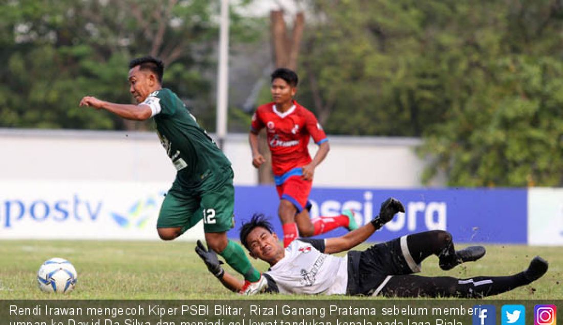 Rendi Irawan mengecoh Kiper PSBI Blitar, Rizal Ganang Pratama sebelum memberi umpan ke David Da Silva dan menjadi gol lewat tandukan kepala pada laga Piala Indonesia 2018 di Stadion Jala Krida Bumimoro Surabaya, Minggu (2/9). - JPNN.com