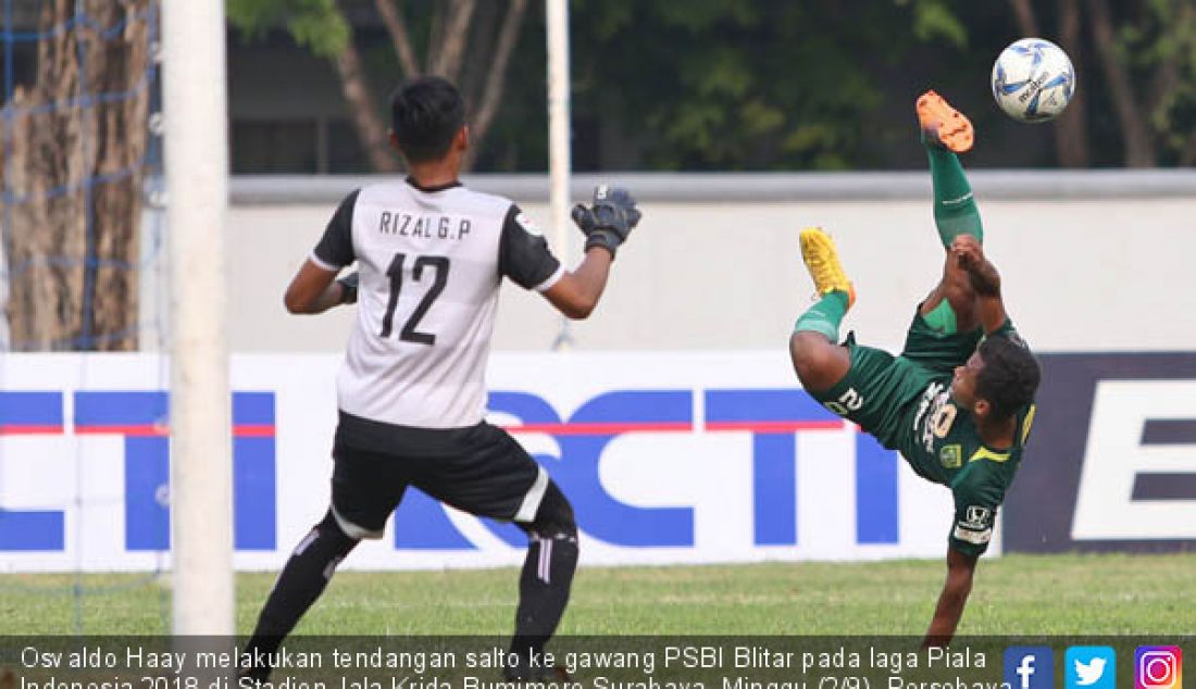 Osvaldo Haay melakukan tendangan salto ke gawang PSBI Blitar pada laga Piala Indonesia 2018 di Stadion Jala Krida Bumimoro Surabaya, Minggu (2/9). Persebaya Surabaya membantai telak PSBI Blitar dengan skor 0-14. - JPNN.com