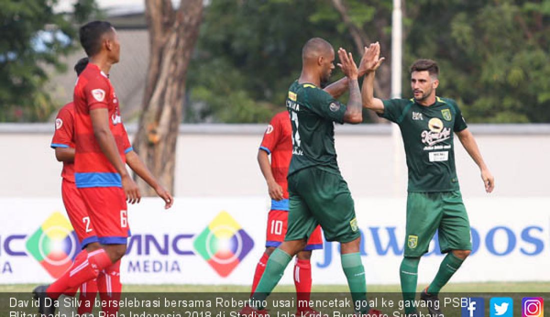 David Da Silva berselebrasi bersama Robertino usai mencetak goal ke gawang PSBI Blitar pada laga Piala Indonesia 2018 di Stadion Jala Krida Bumimoro Surabaya, Minggu (2/9). - JPNN.com