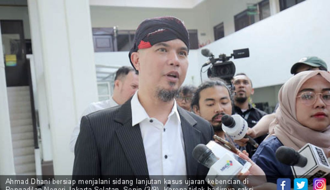 Ahmad Dhani bersiap menjalani sidang lanjutan kasus ujaran kebencian di Pengadilan Negeri Jakarta Selatan, Senin (3/9). Karena tidak hadirnya saksi, sidang tersebut ditunda. - JPNN.com