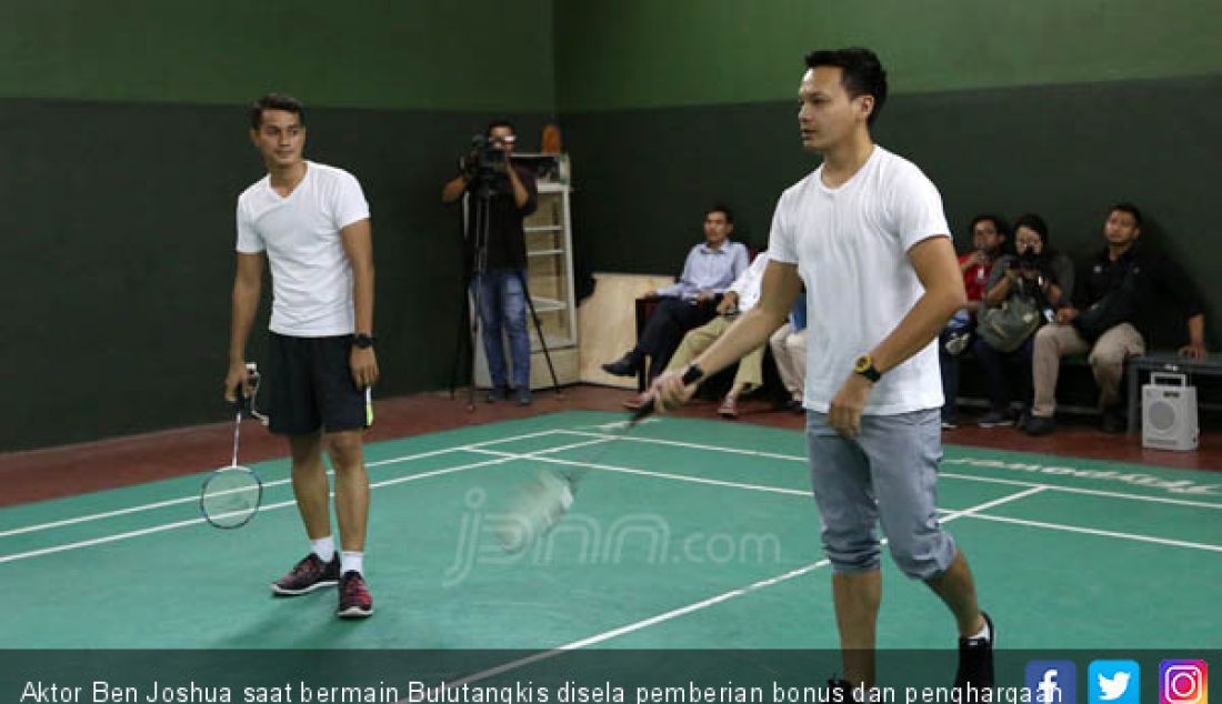 Aktor Ben Joshua saat bermain Bulutangkis disela pemberian bonus dan penghargaan atlet Asian Games 2018 di Kantor Kemenpora, Jakarta, Selasa (4/9). - JPNN.com