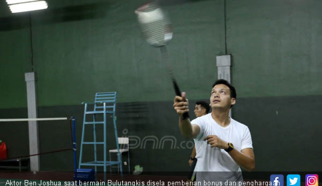 Aktor Ben Joshua saat bermain Bulutangkis disela pemberian bonus dan penghargaan atlet Asian Games 2018 di Kantor Kemenpora, Jakarta, Selasa (4/9). - JPNN.com