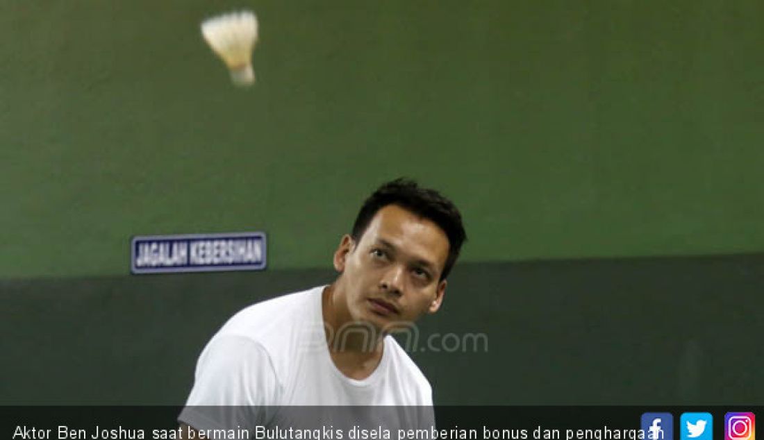 Aktor Ben Joshua saat bermain Bulutangkis disela pemberian bonus dan penghargaan atlet Asian Games 2018 di Kantor Kemenpora, Jakarta, Selasa (4/9). - JPNN.com