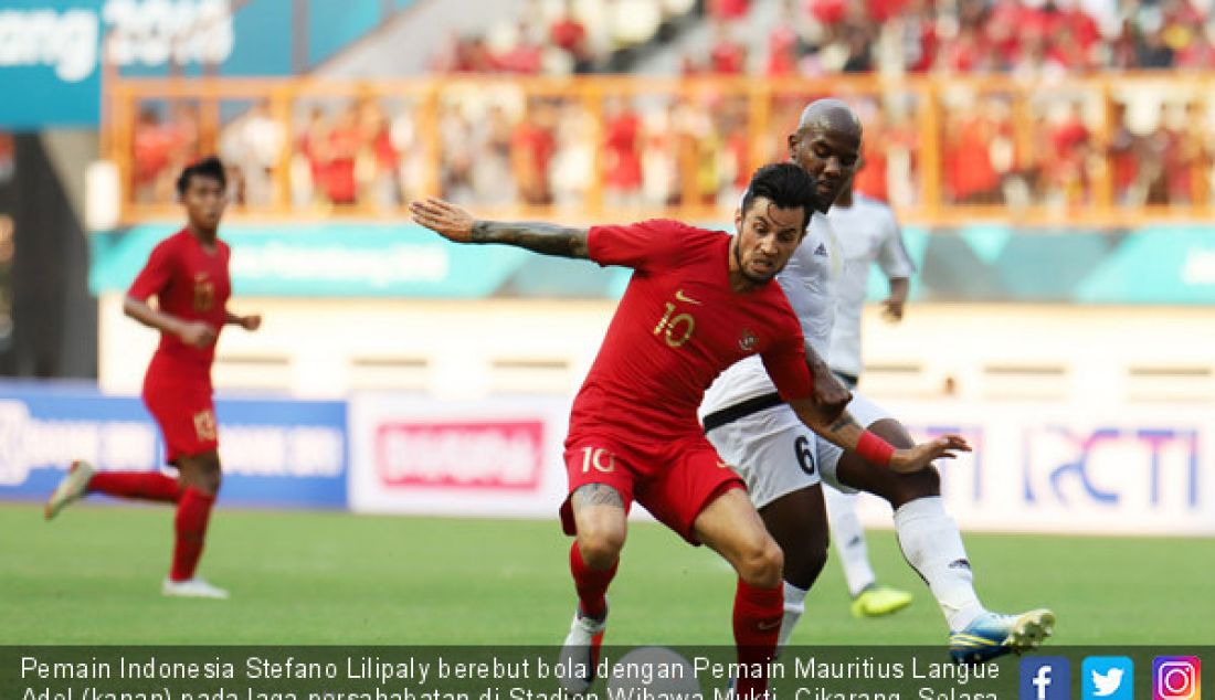 Pemain Indonesia Stefano Lilipaly berebut bola dengan Pemain Mauritius Langue Adel (kanan) pada laga persahabatan di Stadion Wibawa Mukti, Cikarang, Selasa (11/9/). Indonesia menang 1-0 atas Mauritius. - JPNN.com