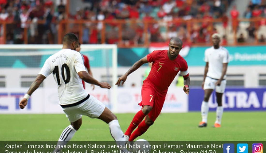 Kapten Timnas Indonesia Boas Salosa berebut bola dengan Pemain Mauritius Noel Gary pada laga persahabatan di Stadion Wibawa Mukti, Cikarang, Selasa (11/9/). Indonesia menang 1-0 atas Mauritius. - JPNN.com