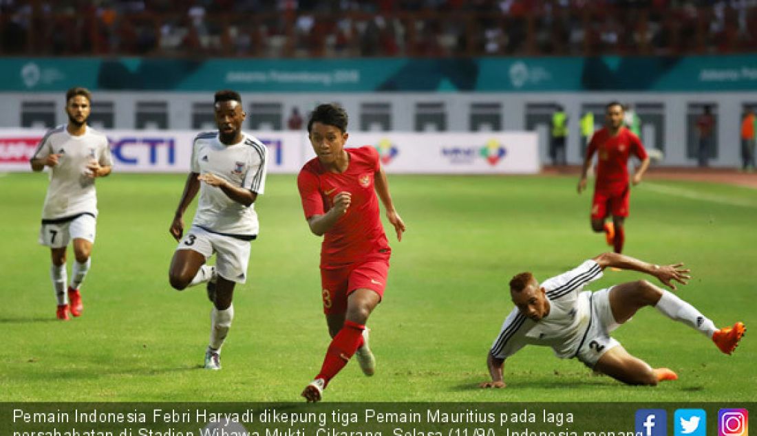 Pemain Indonesia Febri Haryadi dikepung tiga Pemain Mauritius pada laga persahabatan di Stadion Wibawa Mukti, Cikarang, Selasa (11/9/). Indonesia menang 1-0 atas Mauritius. - JPNN.com