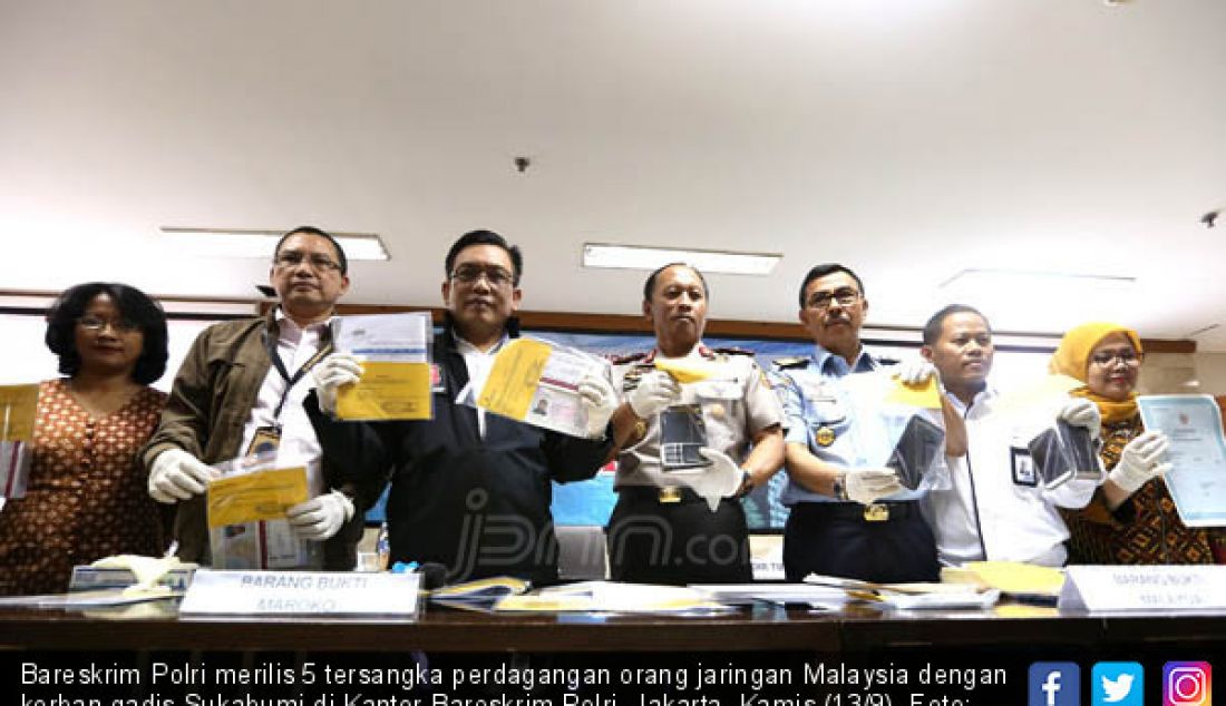 Bareskrim Polri merilis 5 tersangka perdagangan orang jaringan Malaysia dengan korban gadis Sukabumi di Kantor Bareskrim Polri, Jakarta, Kamis (13/9). - JPNN.com