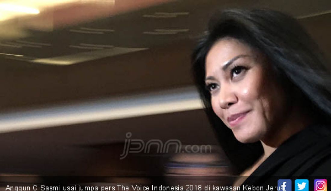 Anggun C Sasmi usai jumpa pers The Voice Indonesia 2018 di kawasan Kebon Jeruk, Jakarta Barat, Rabu (12/9). - JPNN.com