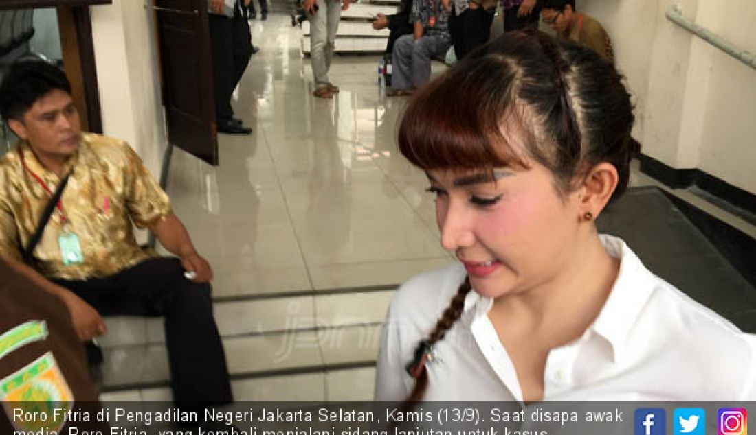 Roro Fitria di Pengadilan Negeri Jakarta Selatan, Kamis (13/9). Saat disapa awak media, Roro Fitria yang kembali menjalani sidang lanjutan untuk kasus penyalahgunaan narkoba ini tampak ceria. - JPNN.com