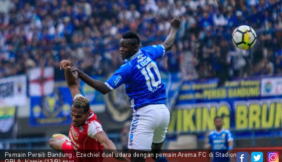 Pemain Persib Bandung, Ezechiel duel udara dengan pemain Arema FC di Stadion GBLA, Kamis (13/9) sore. - JPNN.com