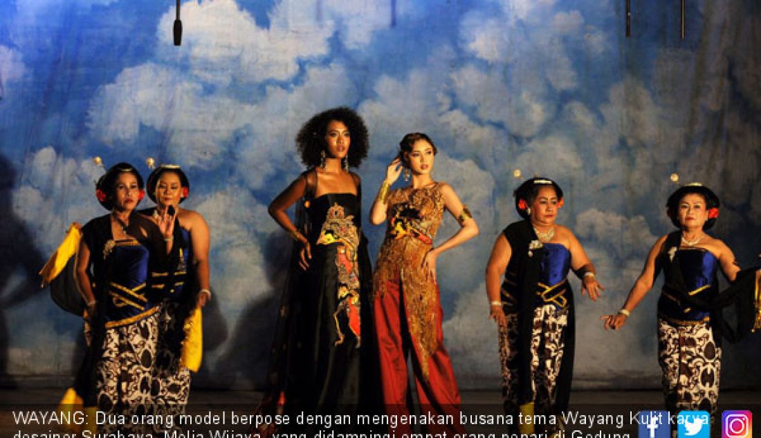 WAYANG: Dua orang model berpose dengan mengenakan busana tema Wayang Kulit karya desainer Surabaya, Melia Wijaya, yang didampingi empat orang penari di Gedung Prigodani, Taman Hiburan Rakyat (THR) Surabaya, Kamis (13/9). - JPNN.com