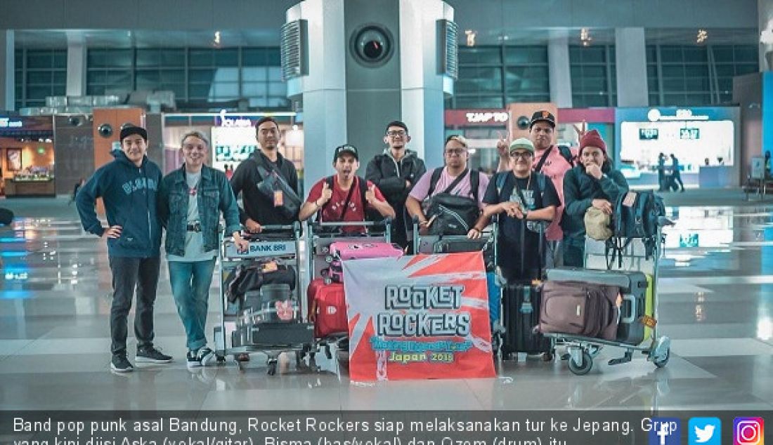 Band pop punk asal Bandung, Rocket Rockers siap melaksanakan tur ke Jepang. Grup yang kini diisi Aska (vokal/gitar), Bisma (bas/vokal) dan Ozom (drum) itu berangkat Sabtu (15/9) malam. - JPNN.com