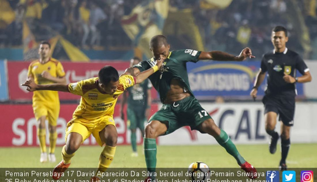 Pemain Persebaya 17 David Aparecido Da Silva berduel dengan Pemain Sriwijaya FC 26 Roby Andika pada Laga Liga 1 di Stadion Gelora Jakabaring Palembang, Minggu (16/9). Laga Persebaya kontra Sriwijaya FC berakhir seri 3-3. - JPNN.com