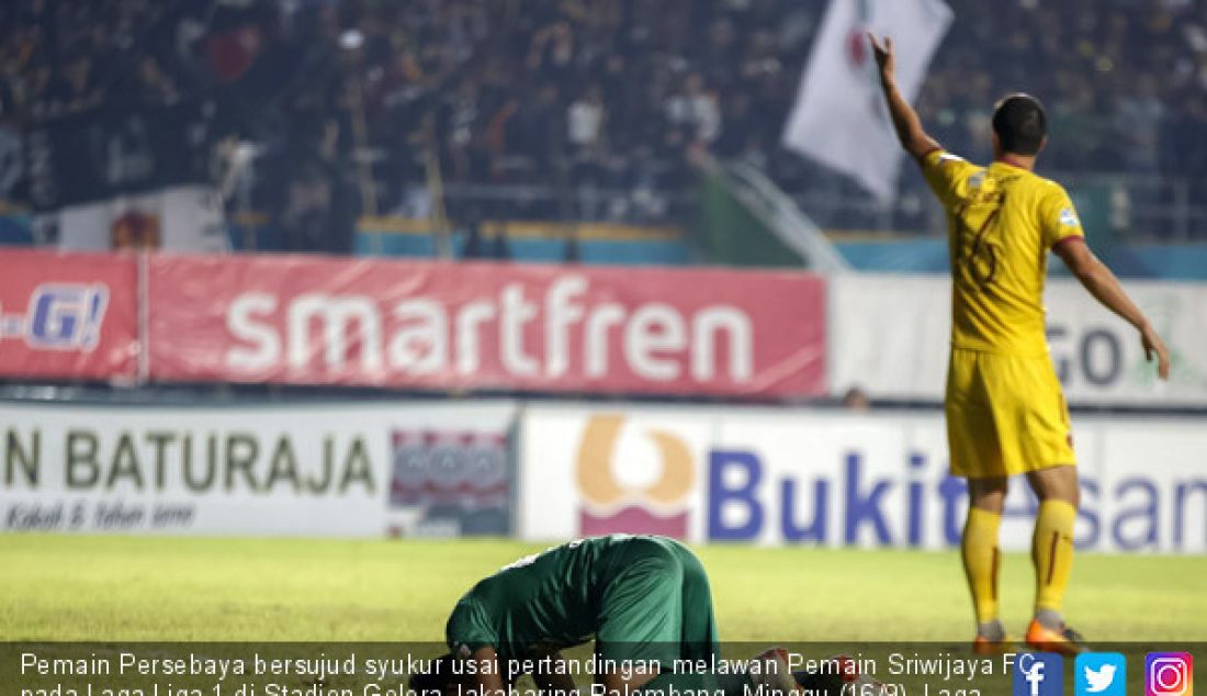 Pemain Persebaya bersujud syukur usai pertandingan melawan Pemain Sriwijaya FC pada Laga Liga 1 di Stadion Gelora Jakabaring Palembang, Minggu (16/9). Laga Persebaya kontra Sriwijaya FC berakhir seri 3-3. - JPNN.com