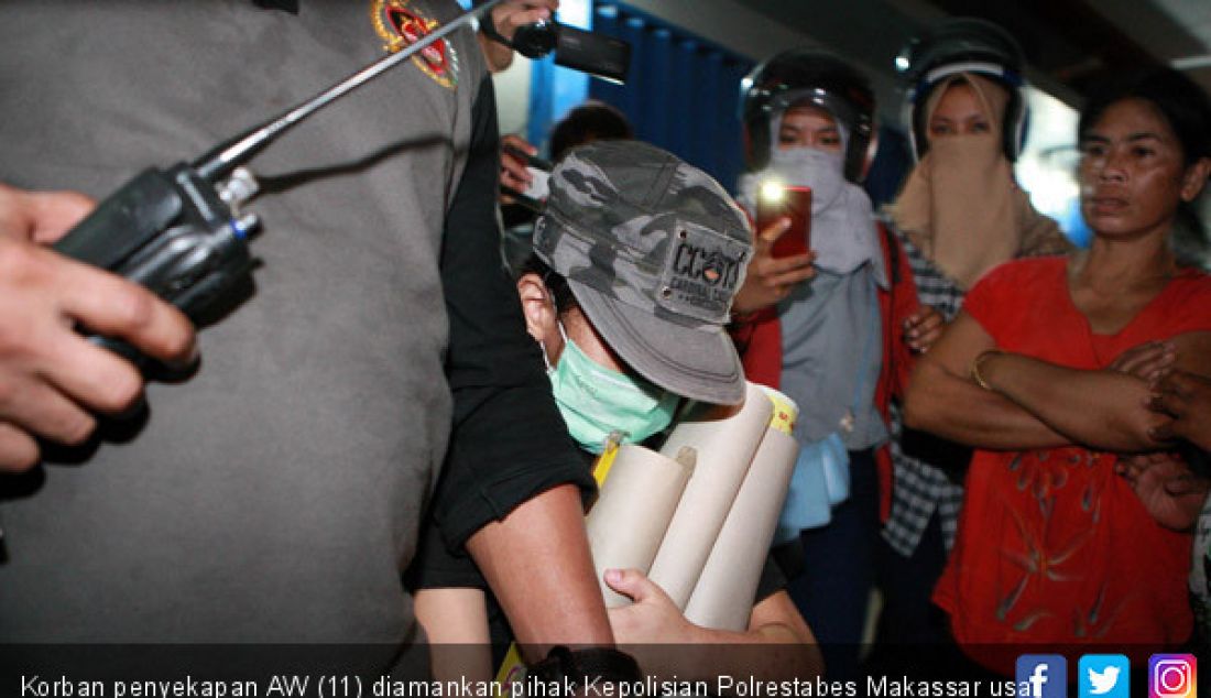 Korban penyekapan AW (11) diamankan pihak Kepolisian Polrestabes Makassar usai melakukan olah TKP di Ruko Mirah Jl Seruni, Senin (17/9). - JPNN.com