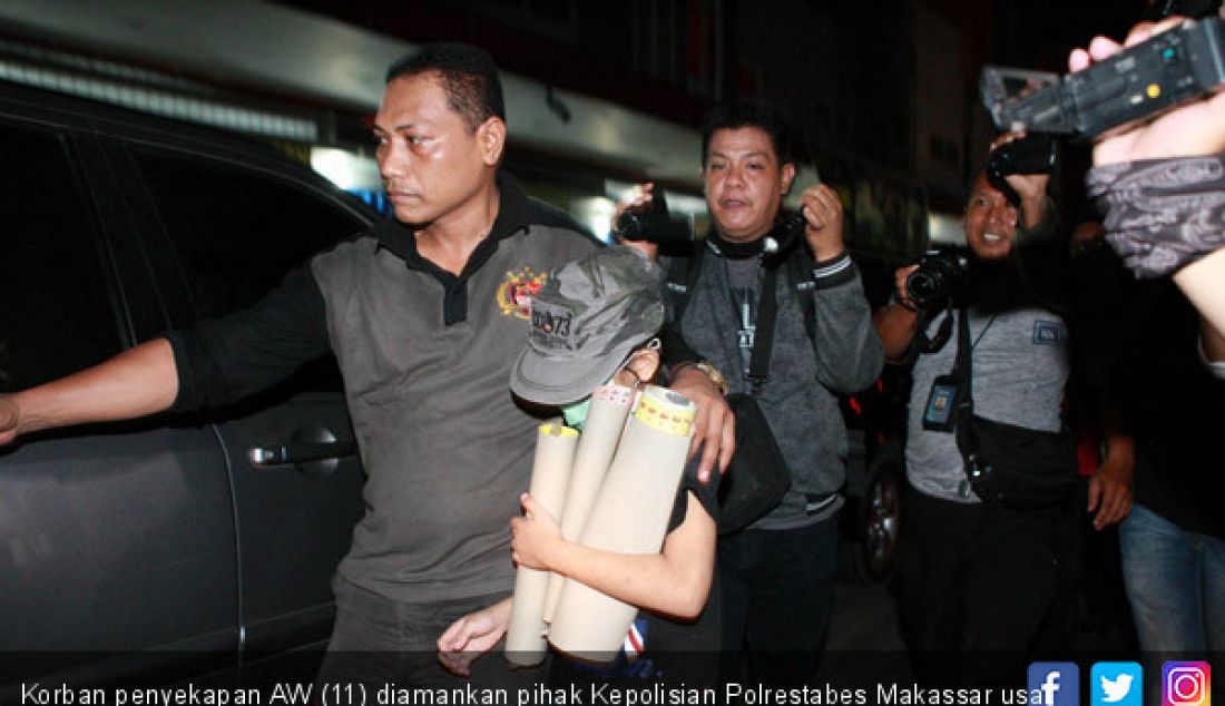 Korban penyekapan AW (11) diamankan pihak Kepolisian Polrestabes Makassar usai melakukan olah TKP di Ruko Mirah Jl Seruni, Senin (17/9). - JPNN.com