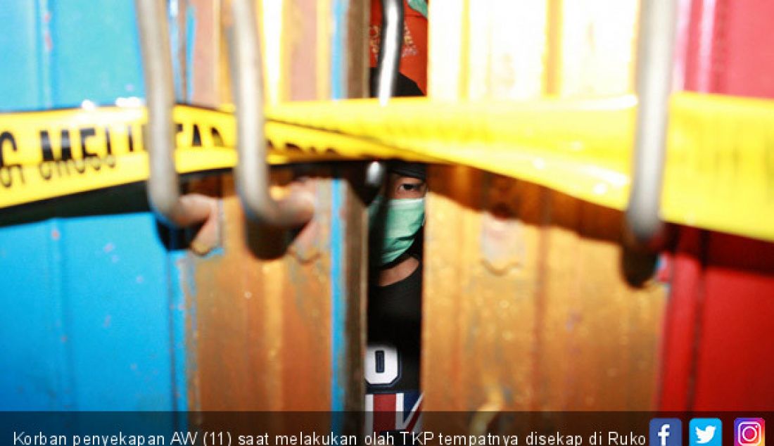 Korban penyekapan AW (11) saat melakukan olah TKP tempatnya disekap di Ruko Mirah Jl Seruni, Senin (17/9). - JPNN.com