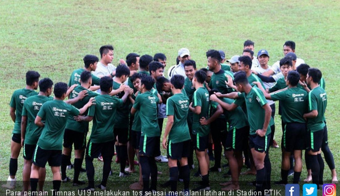 Para pemain Timnas U19 melakukan tos seusai menjalani latihan di Stadion PTIK Jakarta, Senin (17/9). - JPNN.com