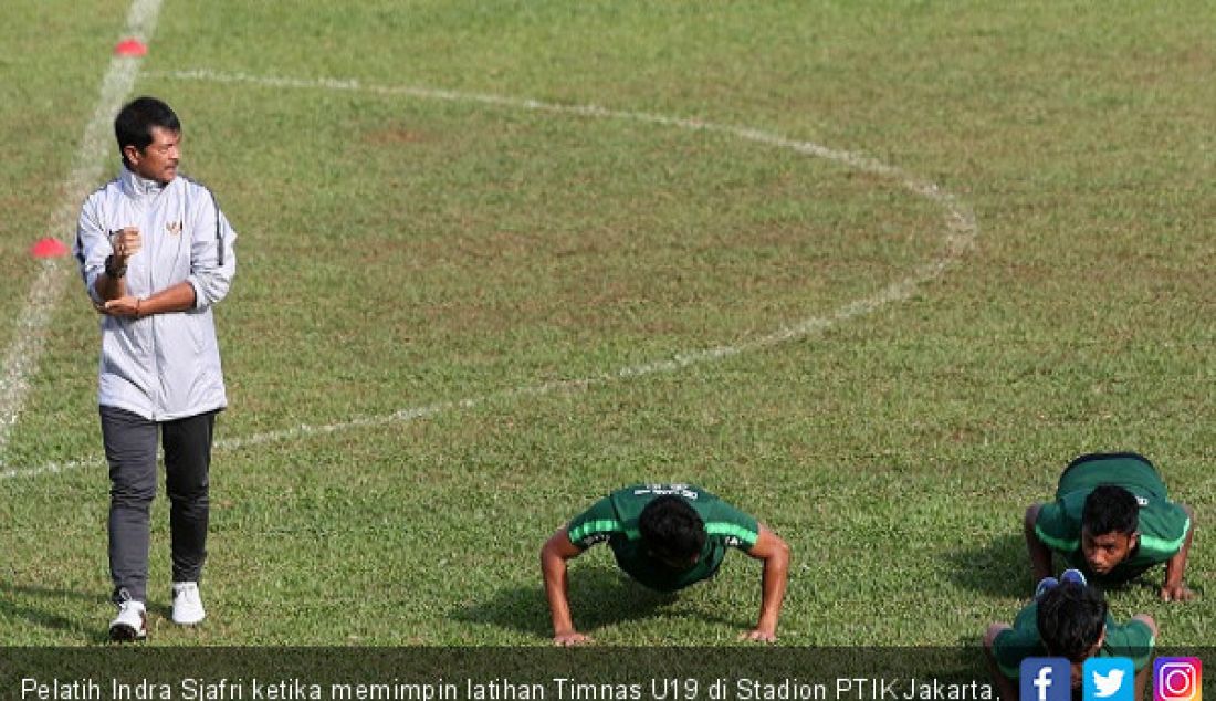 Pelatih Indra Sjafri ketika memimpin latihan Timnas U19 di Stadion PTIK Jakarta, Senin (17/9). - JPNN.com