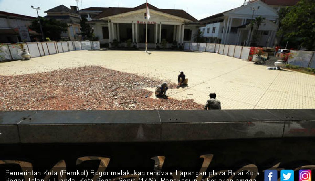 Pemerintah Kota (Pemkot) Bogor melakukan renovasi Lapangan plaza Balai Kota Bogor, Jalan Ir Juanda, Kota Bogor, Senin (17/9). Renovasi ini dikerjakan hingga sebulan kedepan dengan anggaran Rp 1 Miliar. - JPNN.com