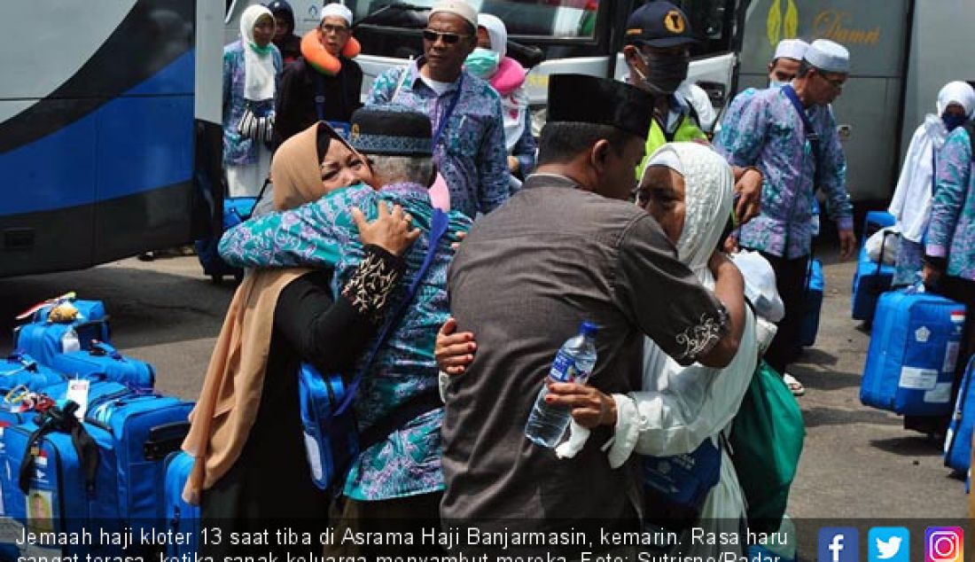Jemaah haji kloter 13 saat tiba di Asrama Haji Banjarmasin, kemarin. Rasa haru sangat terasa, ketika sanak keluarga menyambut mereka. - JPNN.com