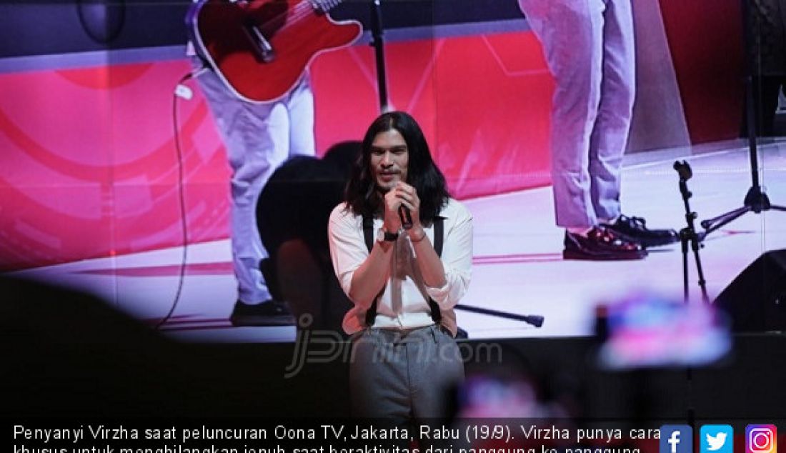 Penyanyi Virzha saat peluncuran Oona TV, Jakarta, Rabu (19/9). Virzha punya cara khusus untuk menghilangkan jenuh saat beraktivitas dari panggung ke panggung, seperti menyaksikan video atau tayangan live streaming. - JPNN.com