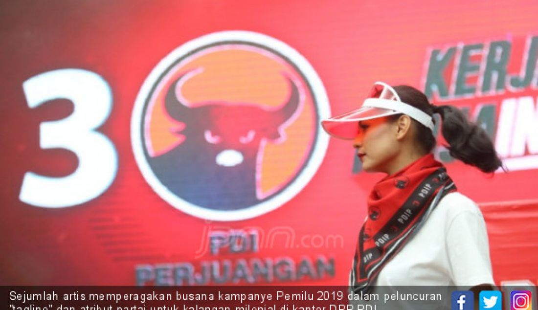 Sejumlah artis memperagakan busana kampanye Pemilu 2019 dalam peluncuran 'tagline' dan atribut partai untuk kalangan milenial di kantor DPP PDI Perjuangan, Jakarta, Kamis (20/9). - JPNN.com