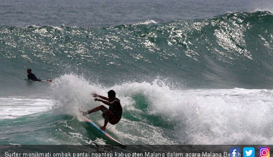 Surfer menikmati ombak pantai ngantep kabupaten Malang dalam acara Malang Beach Festival 2. - JPNN.com