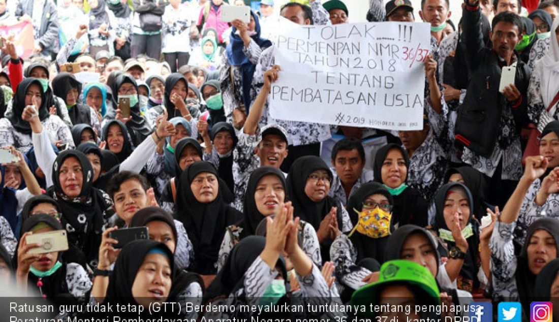 Ratusan guru tidak tetap (GTT) Berdemo meyalurkan tuntutanya tentang penghapusa Peraturan Menteri Pemberdayaan Aparatur Negara nomer 36 dan 37di kantor DPRD, Kamis (20/9) Kabupaten Malang. - JPNN.com