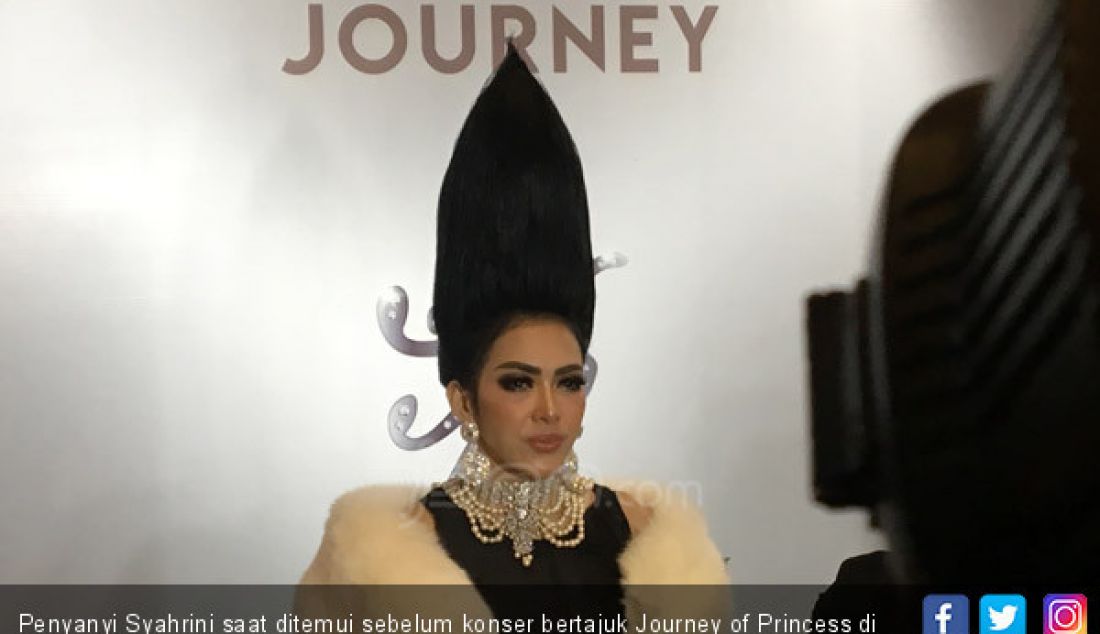 Penyanyi Syahrini saat ditemui sebelum konser bertajuk Journey of Princess di Ciputra Kuningan, Jakarta, Kamis (20/9). - JPNN.com