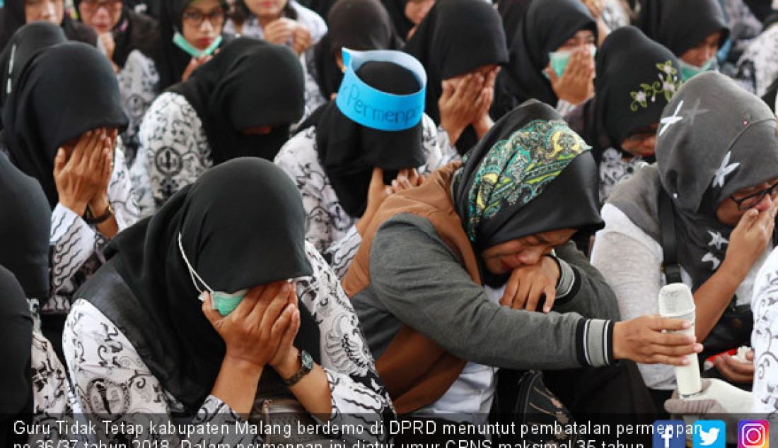 Guru Tidak Tetap kabupaten Malang berdemo di DPRD menuntut pembatalan permenpan no 36/37 tahun 2018. Dalam permenpan ini diatur umur CPNS maksimal 35 tahun, sementara banyak Guru Tidak Tetap berusia lebih dari itu. - JPNN.com
