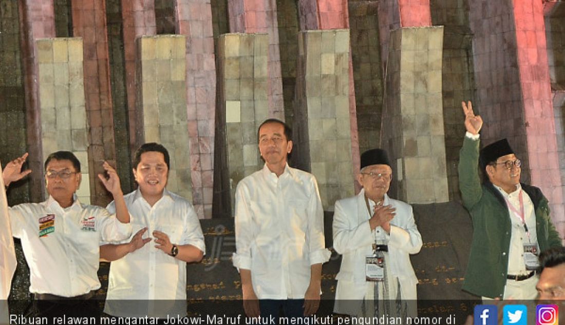 Ribuan relawan mengantar Jokowi-Ma'ruf untuk mengikuti pengundian nomor di Kantor KPU RI, Jumat (21/9) malam. - JPNN.com