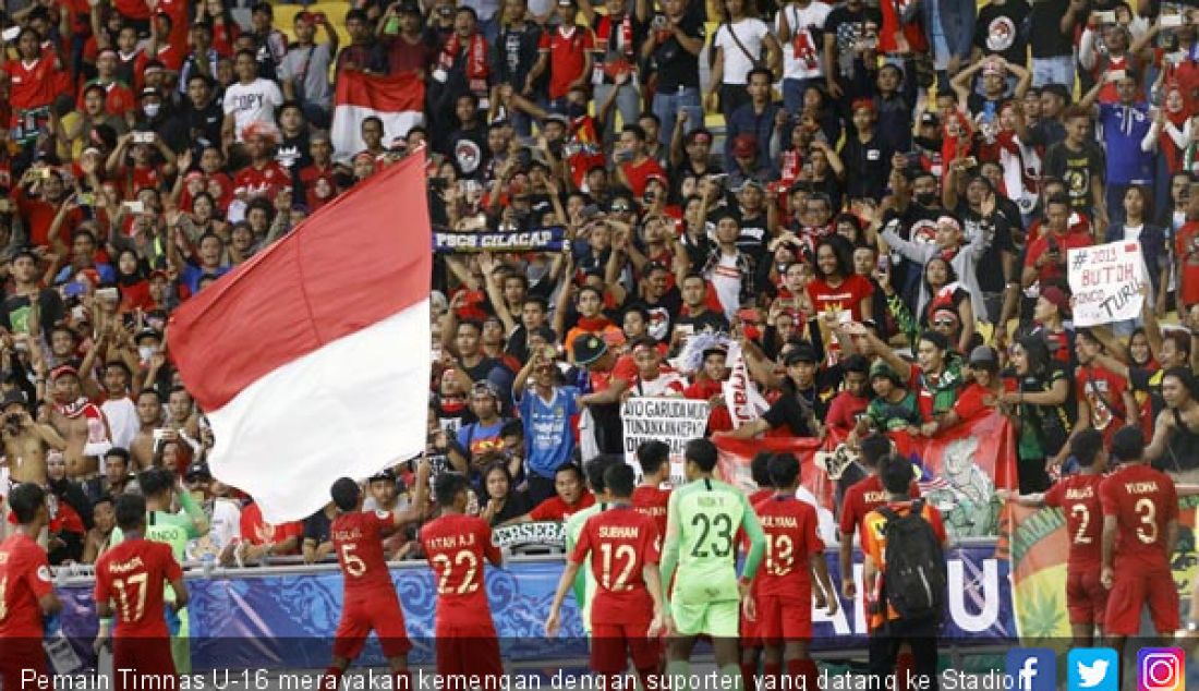 Pemain Timnas U-16 merayakan kemengan dengan suporter yang datang ke Stadion Bukit Jalil, Jumat (21/9). - JPNN.com