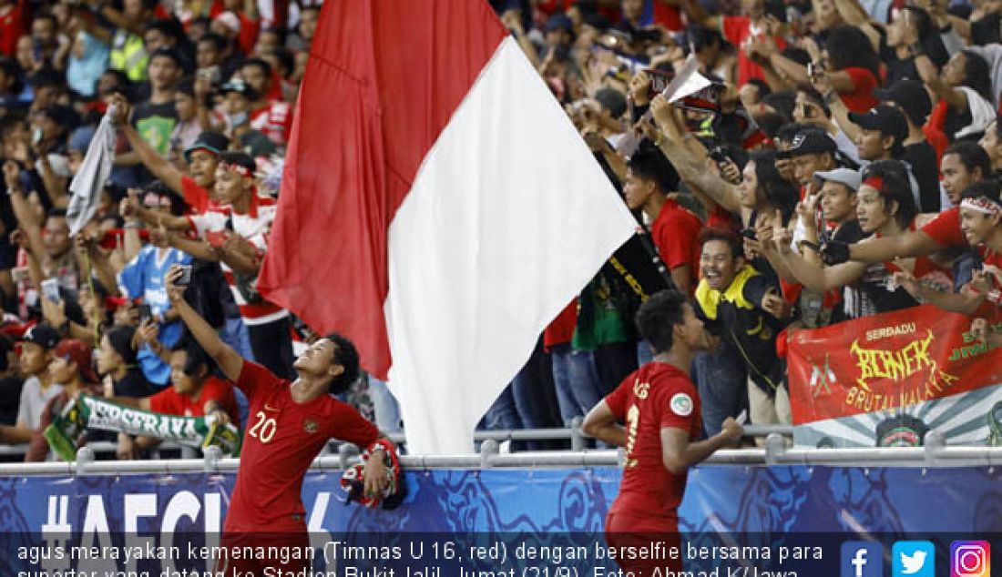 agus merayakan kemenangan (Timnas U 16, red) dengan berselfie bersama para suporter yang datang ke Stadion Bukit Jalil, Jumat (21/9). - JPNN.com