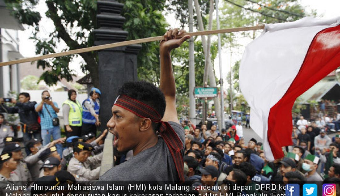 Aliansi HImpunan Mahasiswa Islam (HMI) kota Malang berdemo di depan DPRD kota Malang menuntut pengusutan kasus kekerasan terhadap aktifis HMI Bengkulu. - JPNN.com