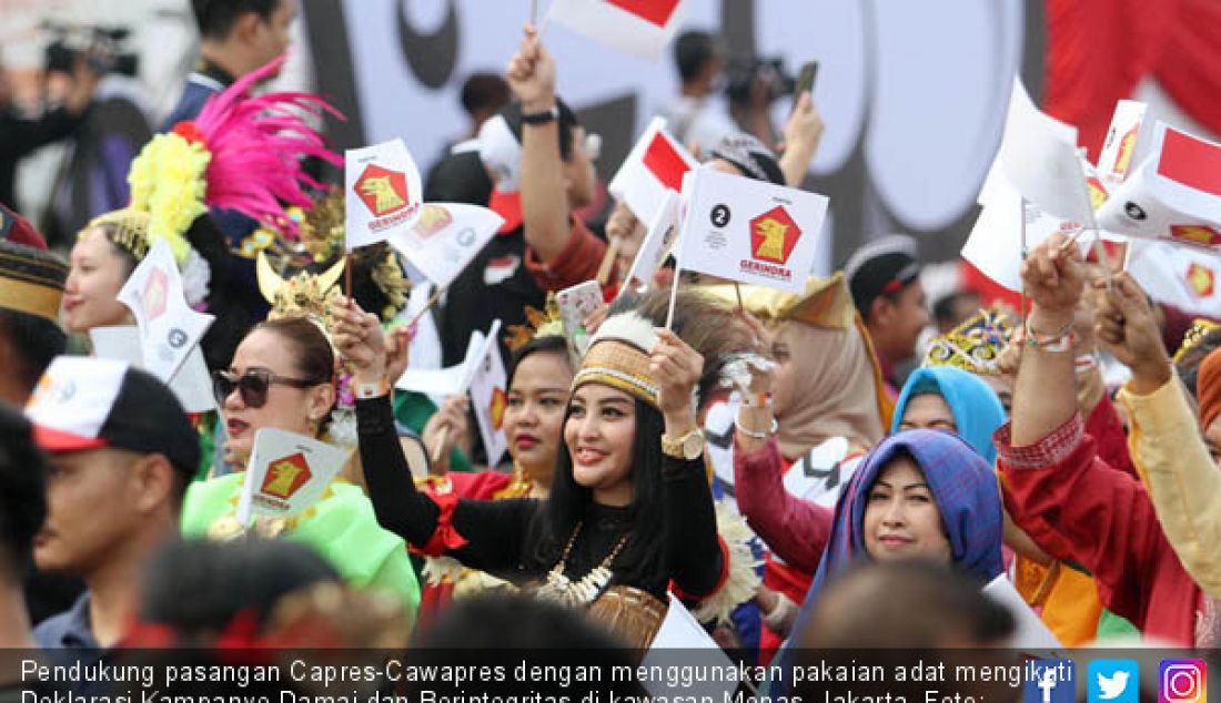 Pendukung pasangan Capres-Cawapres dengan menggunakan pakaian adat mengikuti Deklarasi Kampanye Damai dan Berintegritas di kawasan Monas, Jakarta. - JPNN.com