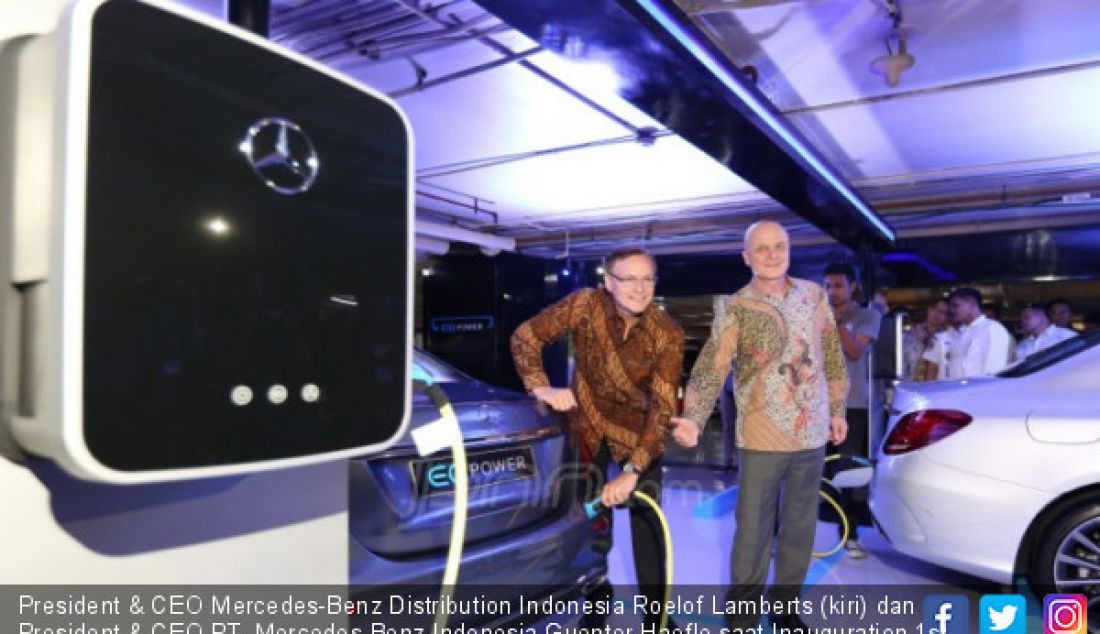 President & CEO Mercedes-Benz Distribution Indonesia Roelof Lamberts (kiri) dan President & CEO PT. Mercedes-Benz Indonesia Guenter Haefle saat Inauguration 1st Mercedes-Benz EQ Power Charging Station, Jakarta, Senin (24/9). - JPNN.com